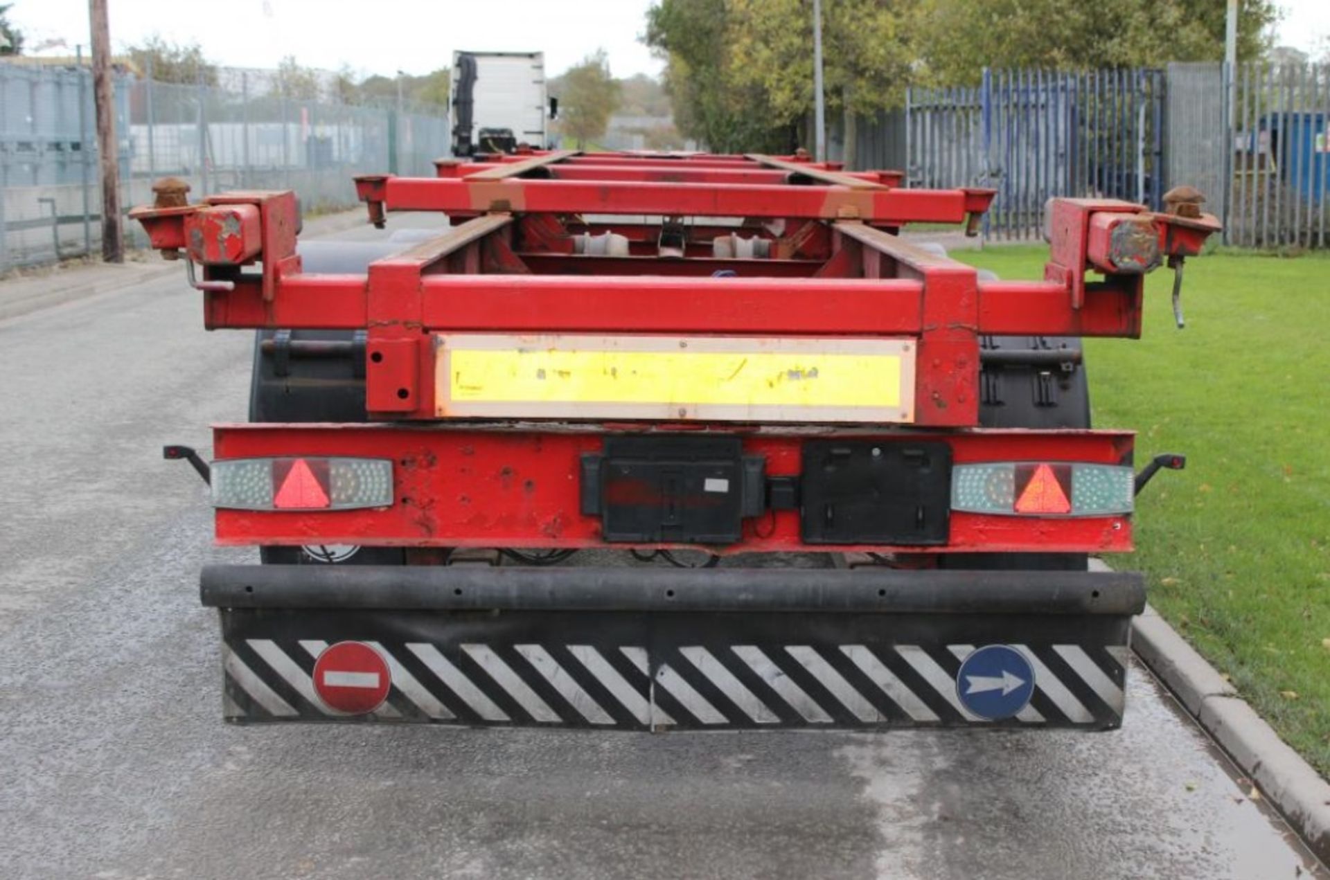 SCMITZ SKELLY TRAILER TRI AXLE SCF 24 2002 FRONT LIFT AXLE - Image 5 of 9