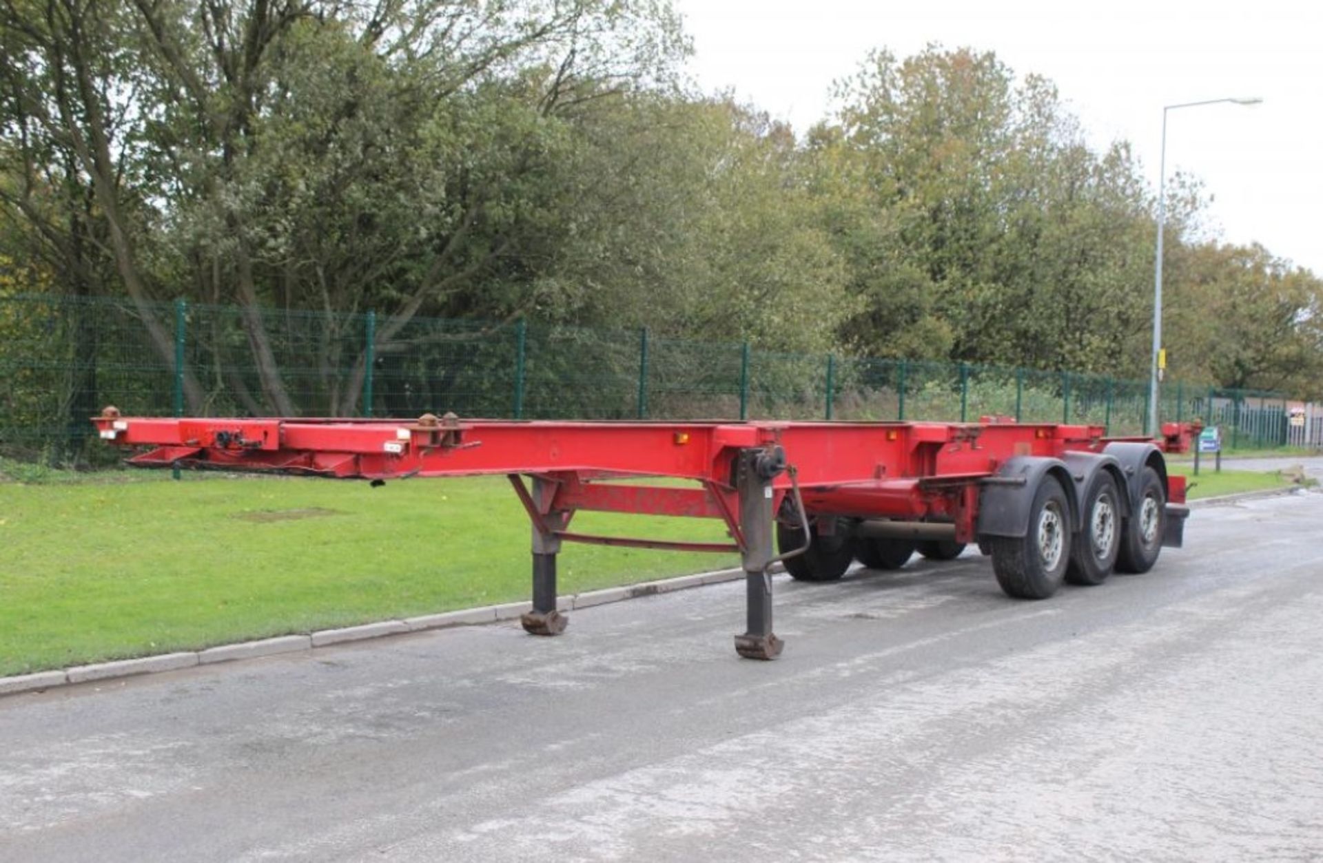 SCMITZ SKELLY TRAILER TRI AXLE SCF 24 2002 FRONT LIFT AXLE