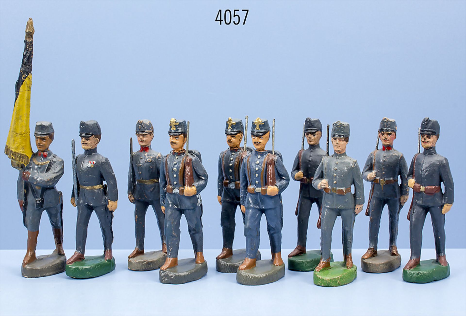 Konv. 10 Elastolin österreichische Jäger im Marsch, dabei 2 Offiziere, Fahnenträger und 7