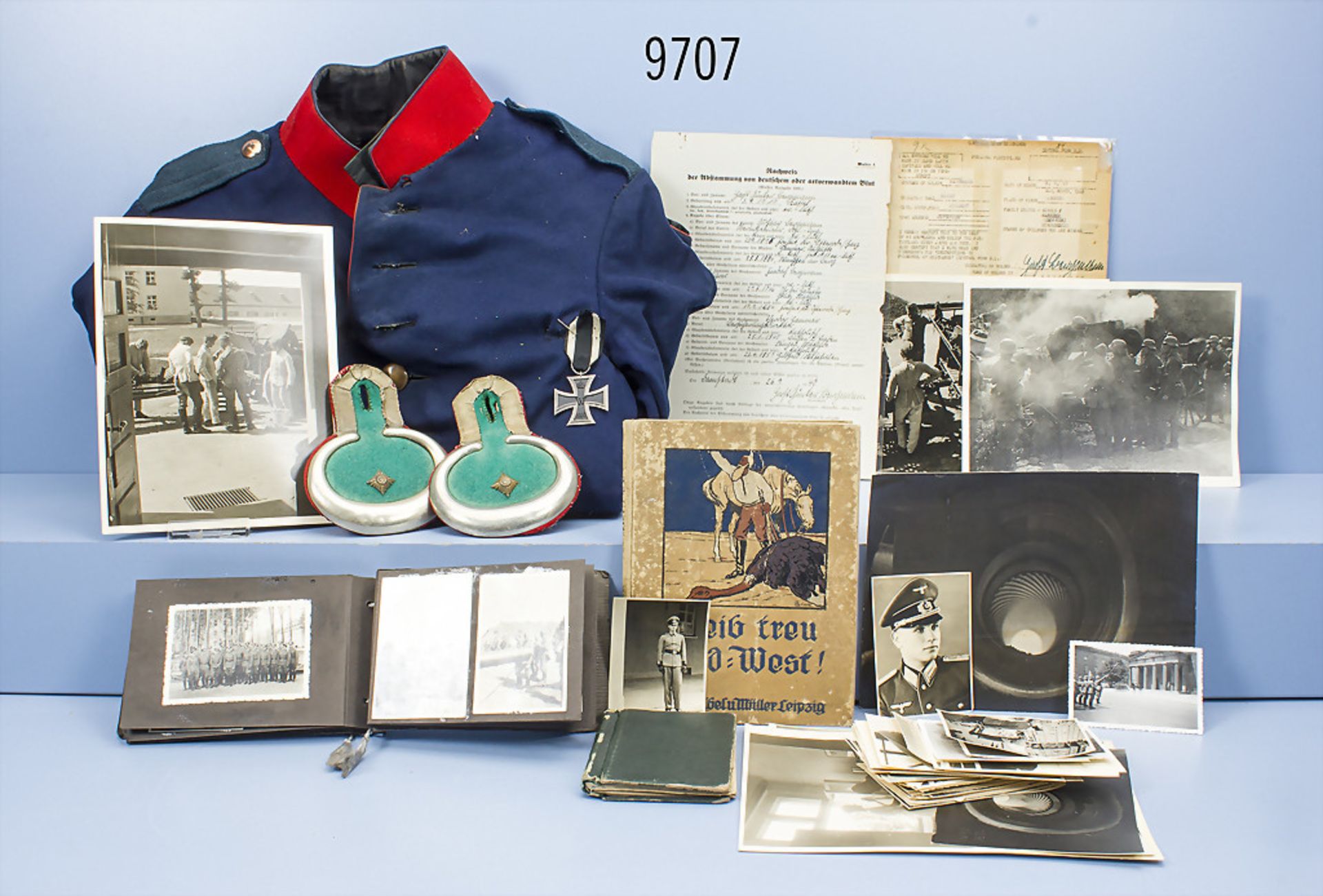 Konv. Verschiedenes, blauer Uniformrock mit ergänzten Schulterklappen, EK 2 1914, 1 Paar