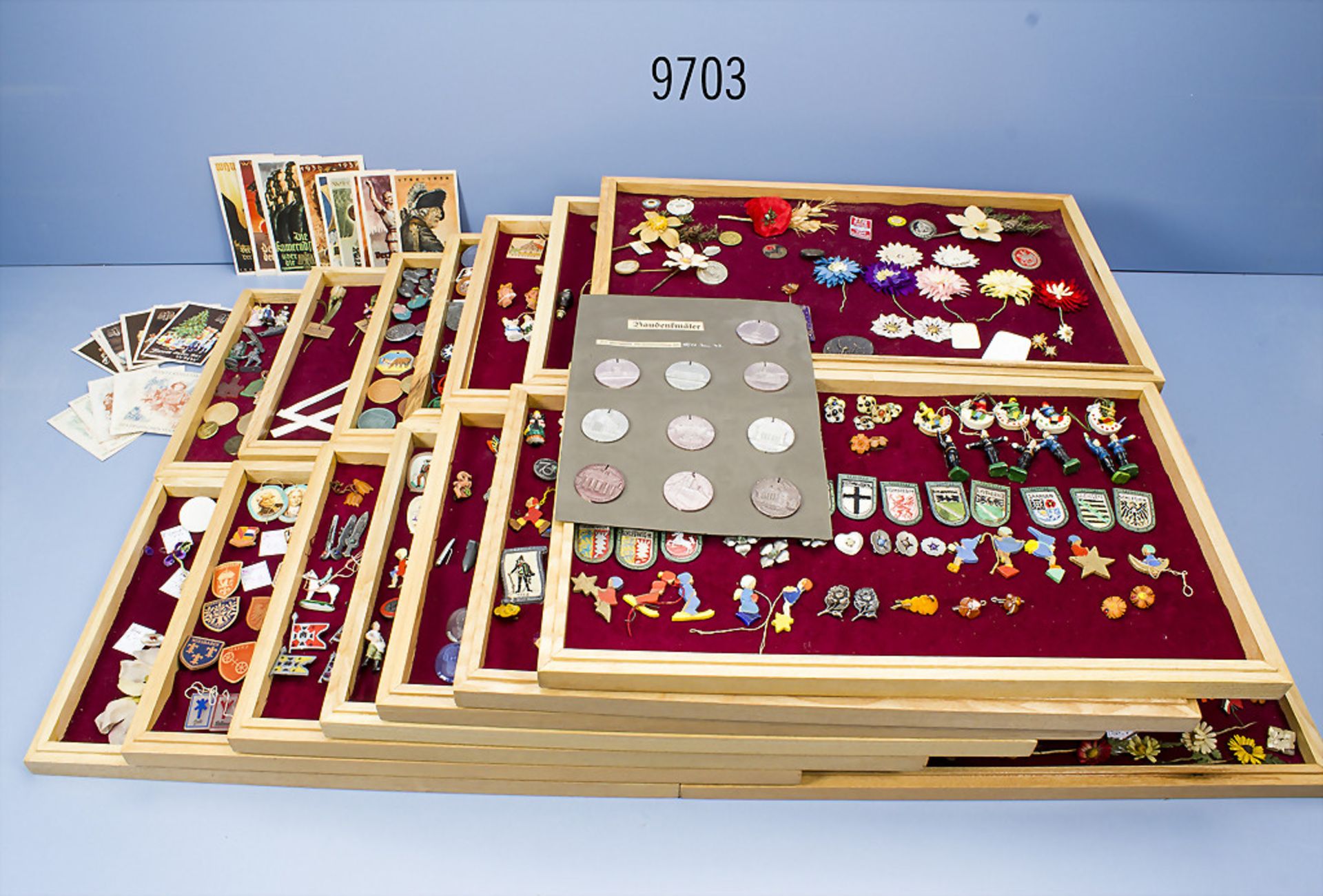 sehr umfangreiche WHW-Sammlung auf 16 extra angefertigten Holz-Tabletts, versch. Serien und