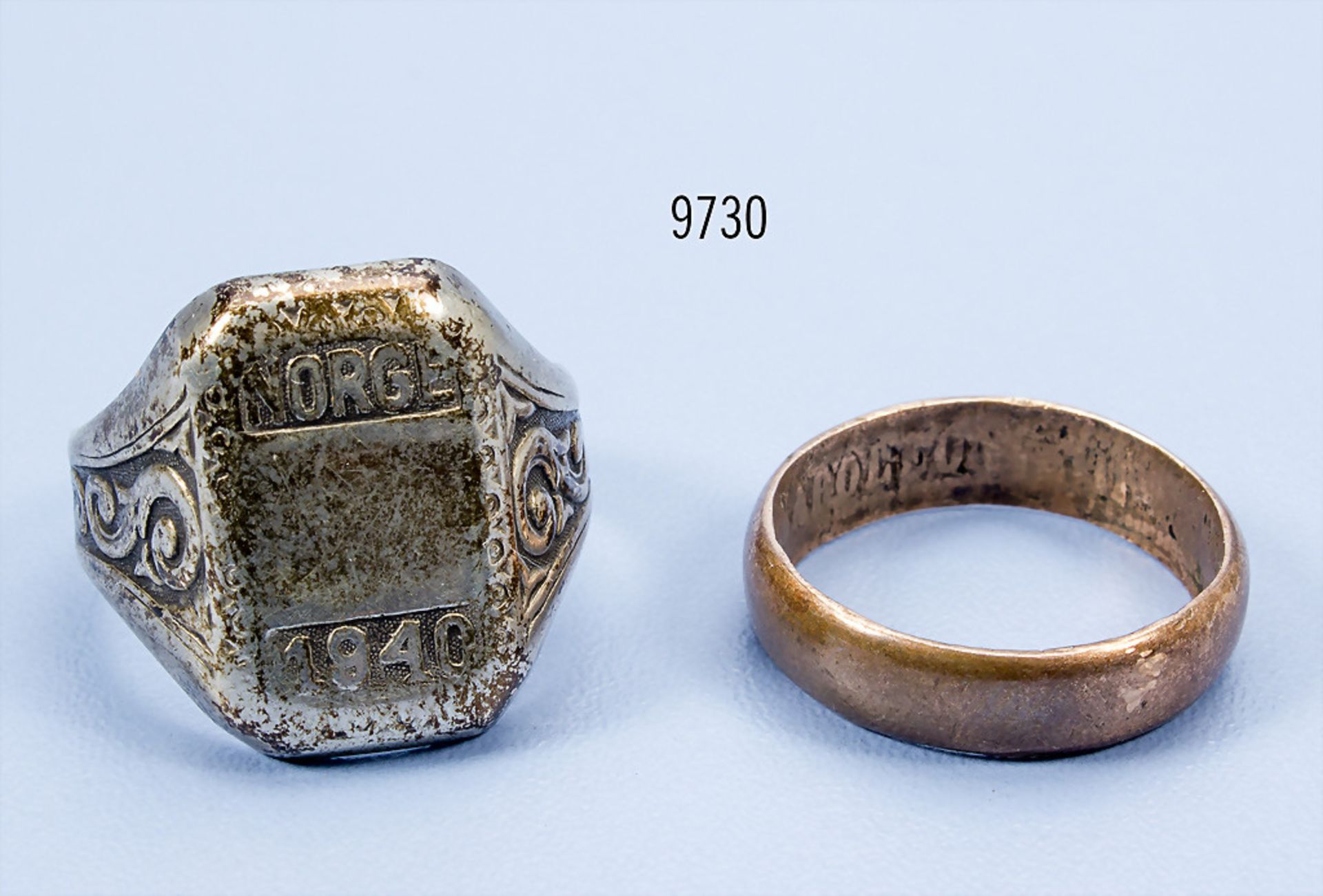 Konv. 2 Ringe, Silberring mit Punze "E. C. 830" und "Norge 1940" sowie Messingring, Innen