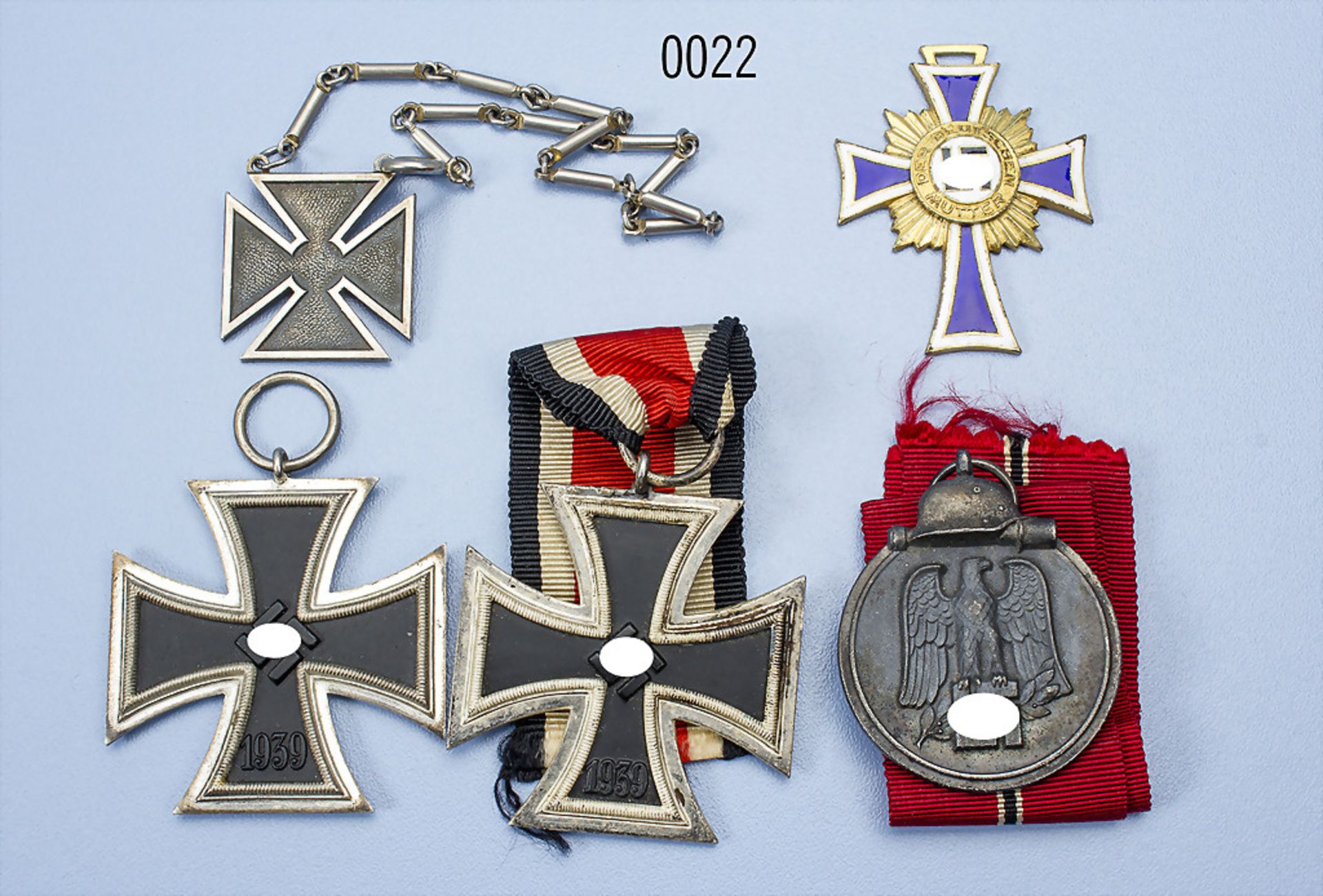 Konv. 2 EK 2 1939, Ostmedaille, Mutterkreuz in Gold mit Emailchip sowie beschädigte U.S.
