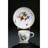 Tasse und Untertasse mit FrüchtenMeissen, 1774 - 1813 Tasse und Untertasse dekoriert mit Früchten