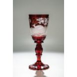 Pokal mit HirschenNordböhmen, um 1860 Farbloses, rubinrot lasiertes Glas. Walzenschlifffuß,