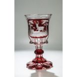 Pokal mit HirschpaarBöhmen, um 1845 Farbloses, partiell rubinrot lasiertes Glas. Achtpassiger Fuß,