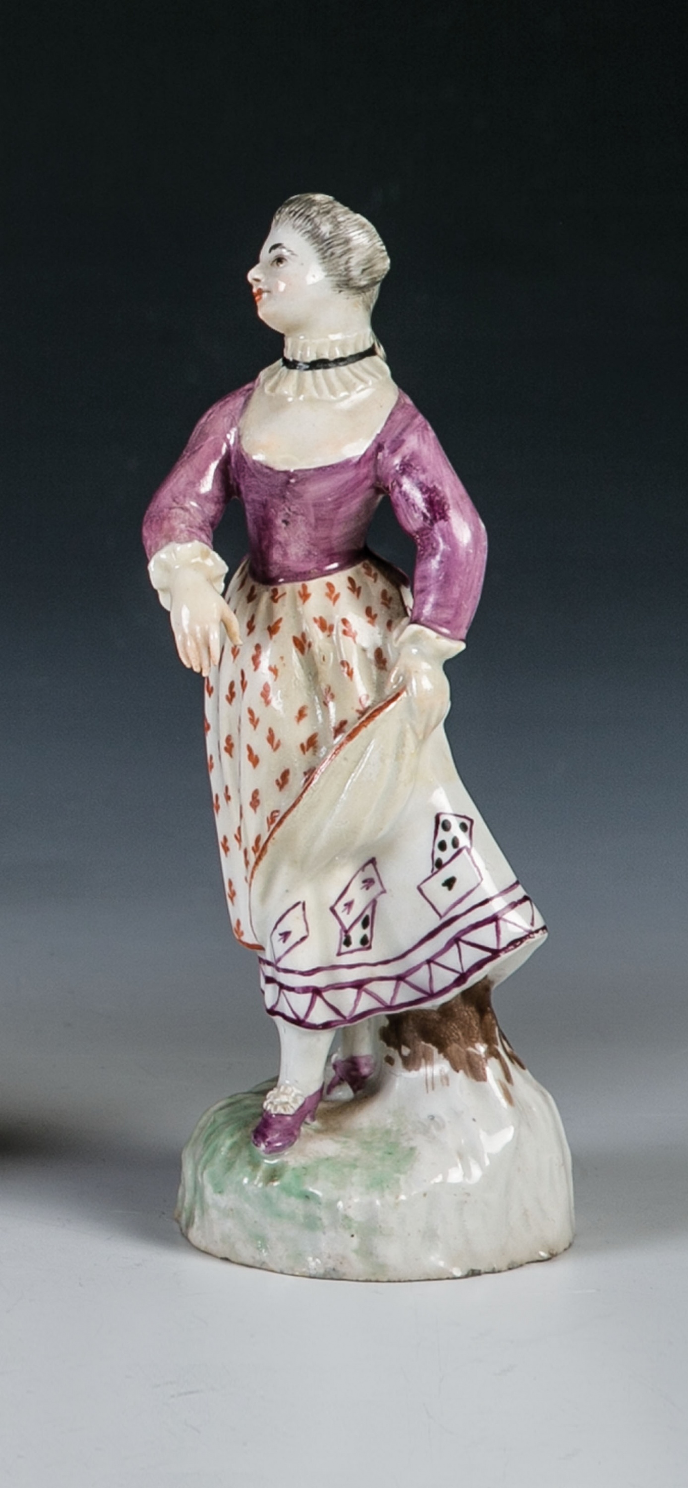 KartenspielerinLimbach, um  1780 Auf annähernd rundem Baumstützsockel stehende Dame. Sie trägt einen