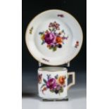 Tasse und Untertasse mit BlumenmalereiWien, 1802 Auf der zylindrischen Tassenwandung und im Fond der