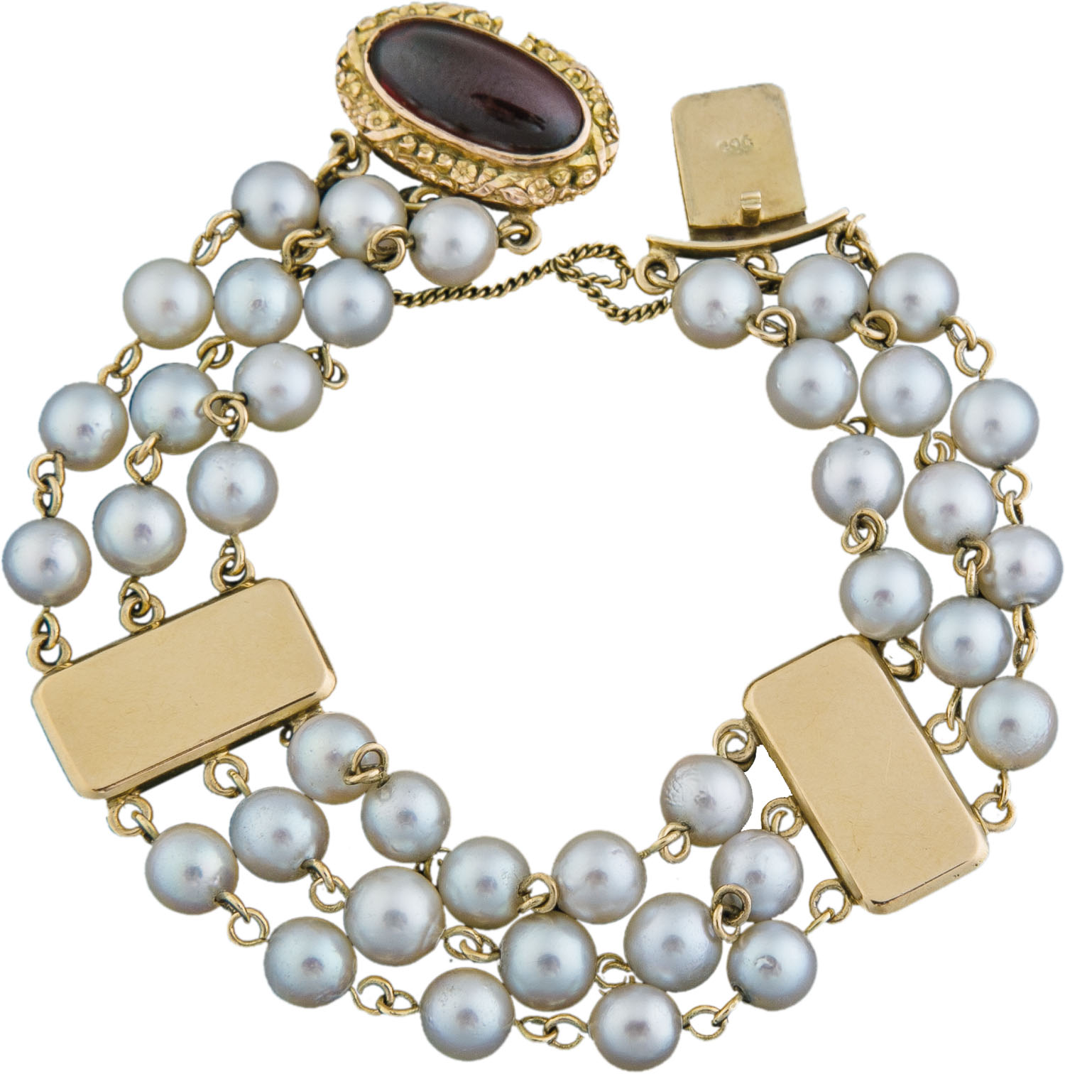 PerlenarmbandDreireihiges Armband aus 39 Akoya-Zuchtperlen mit gutem Lüster und rosa Überton.
