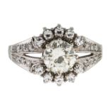 Diamantring750-er Weißgold, ca. 4,8 g. Eleganter Entourage-Ring, mittiger Brillant, ca. 0,98 ct. M-