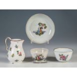 Tasse mit Untertasse, Koppchen und MilchkännchenItalien, um 1780/1800 Dekoriert mit Liebespaaren und