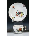 Seltene Tasse und Untertasse mit Früchten und BlumenKPM Berlin, um 1770  -  Malereidekor:  Carl