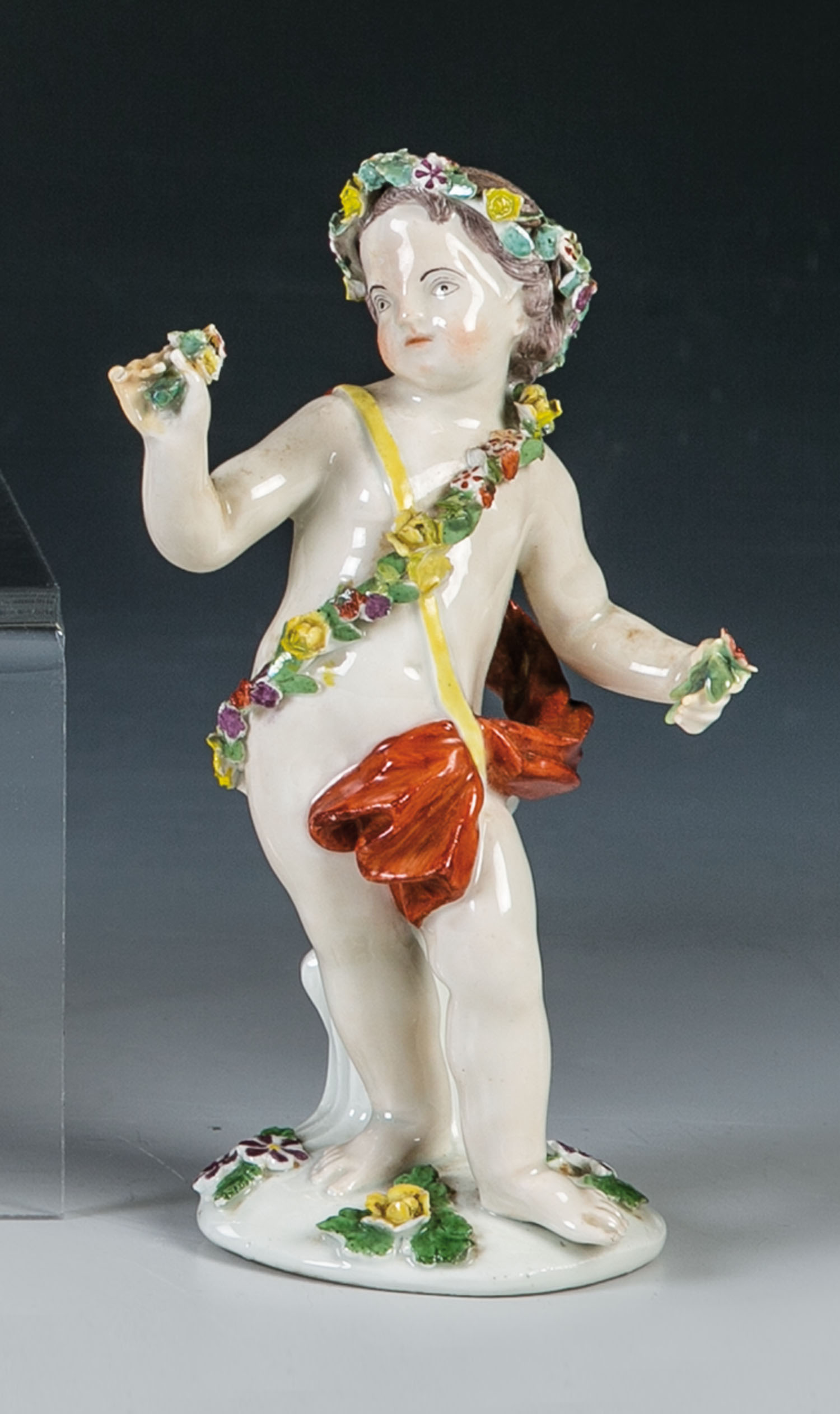 Putto mit BlütenkranzWohl Meissen, um 1750 Auf mit plastischen Blüten belegtem Baumstützsockel