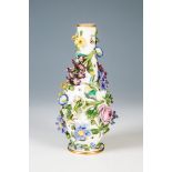 Vase mit BlumenMeissen, um 1750 Keulenförmige Wandung reich dekoriert mit großen, plastisch