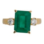 Smaragdring mit Brillanten750 Gelbgold, ca. 6,4 g.  Klassisch-eleganter Ring, Schauseite