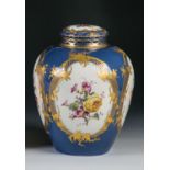 Deckelvase mit BlumenmalereiKPM Berlin, um 1900 Balusterkorpus mit hellblauem Fond. Umlaufend