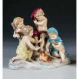 Amorettengruppe "Der Winter"Meissen, 19. Jh.  -  nach einem Modell von Johann Joachim Kaendler Auf