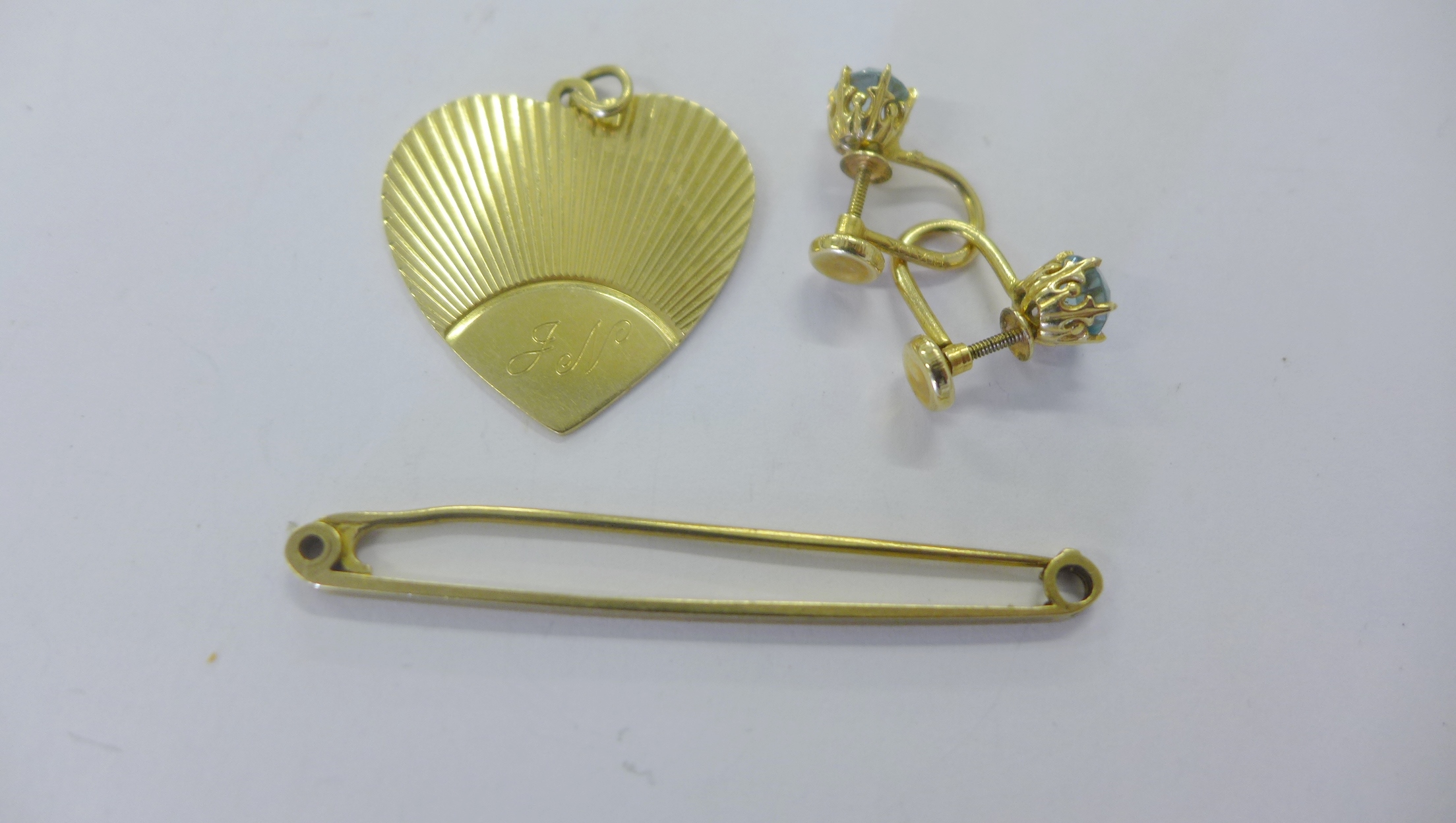 14k gold heart shaped pendant, 9ct gold bar brooch and a pair of yellow metal gem set earrings (3)