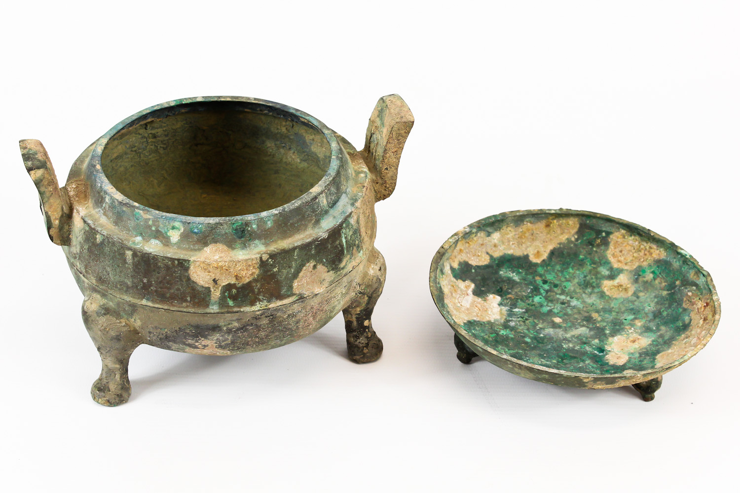 A Chinese bronze Ting/Ding food vessel, circular on three pad feet between two loop handles, the - Image 4 of 8