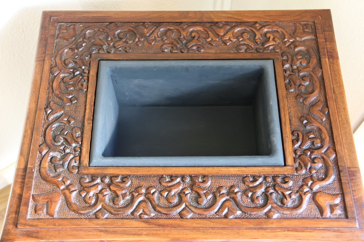 A Colonial carved hardwood jardiniere/flower trough, 49.5 x 40 x 60cm - Image 4 of 5