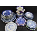 A quantity of blue & white ceramics, including plates and saucers (qty)