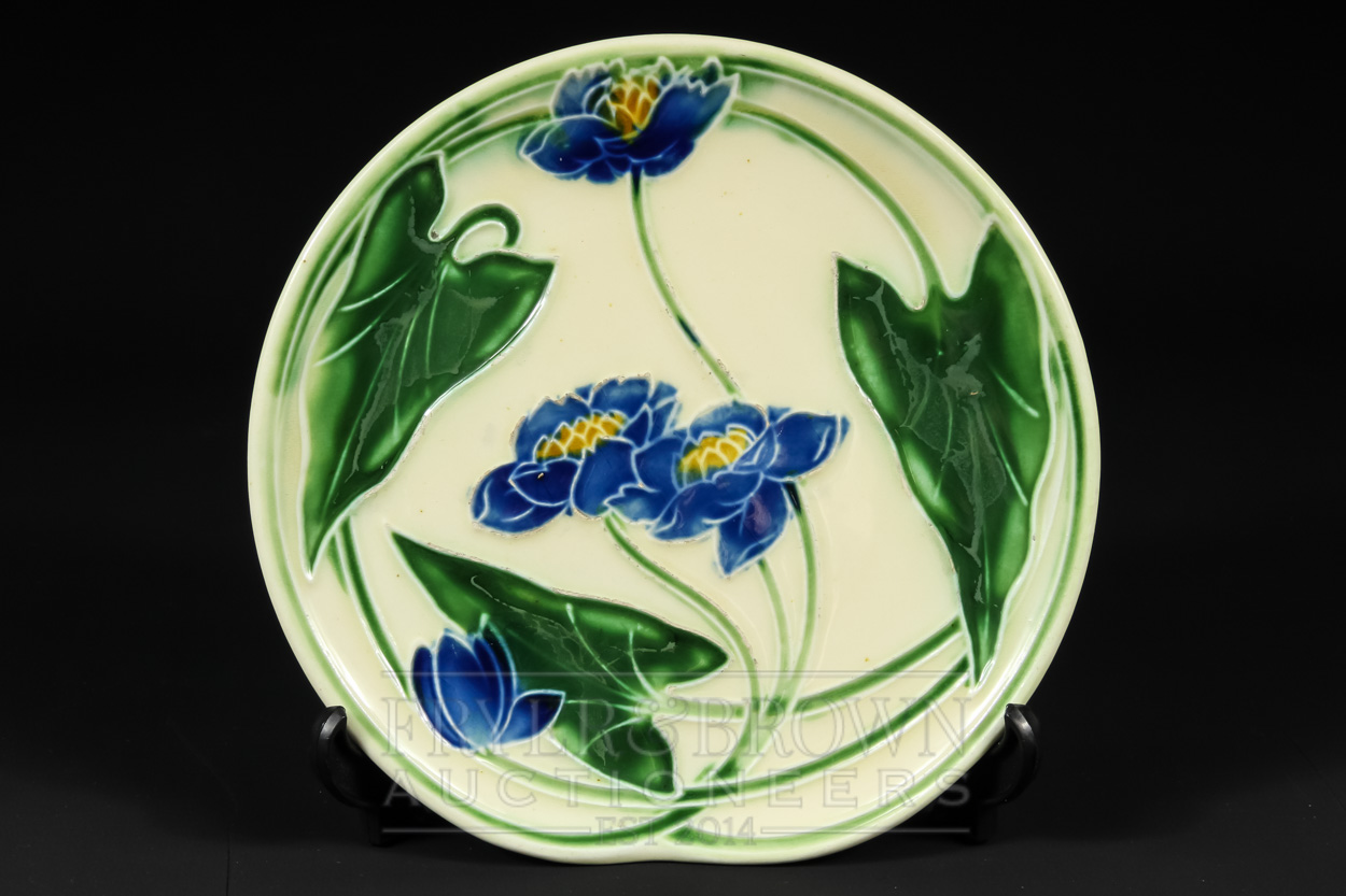 Three Villeroy & Boch, Schramberg, Secessionist style plates, pattern 1789 in blue, green & pink - Image 8 of 10