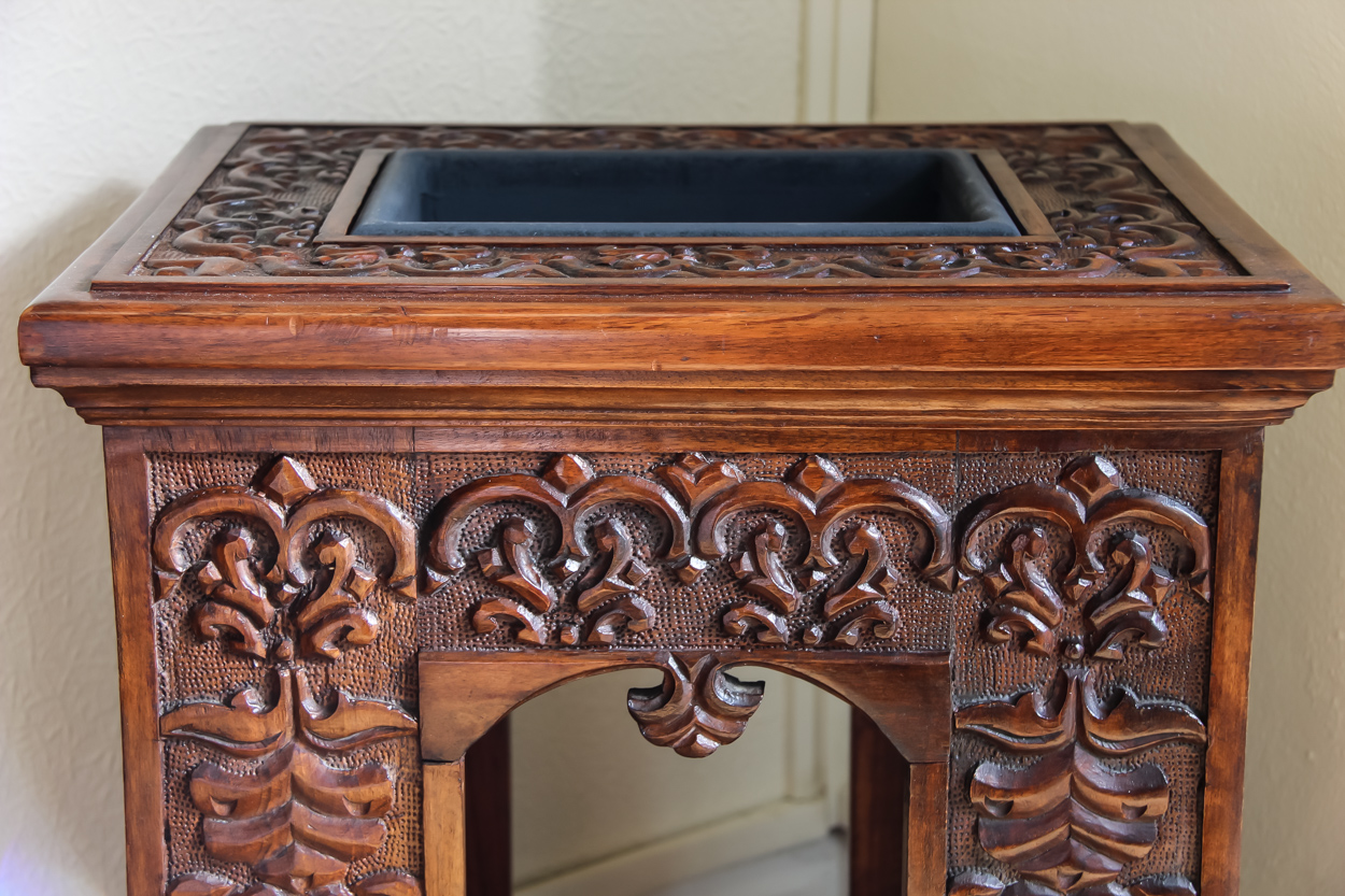 A Colonial carved hardwood jardiniere/flower trough, 49.5 x 40 x 60cm - Image 2 of 5