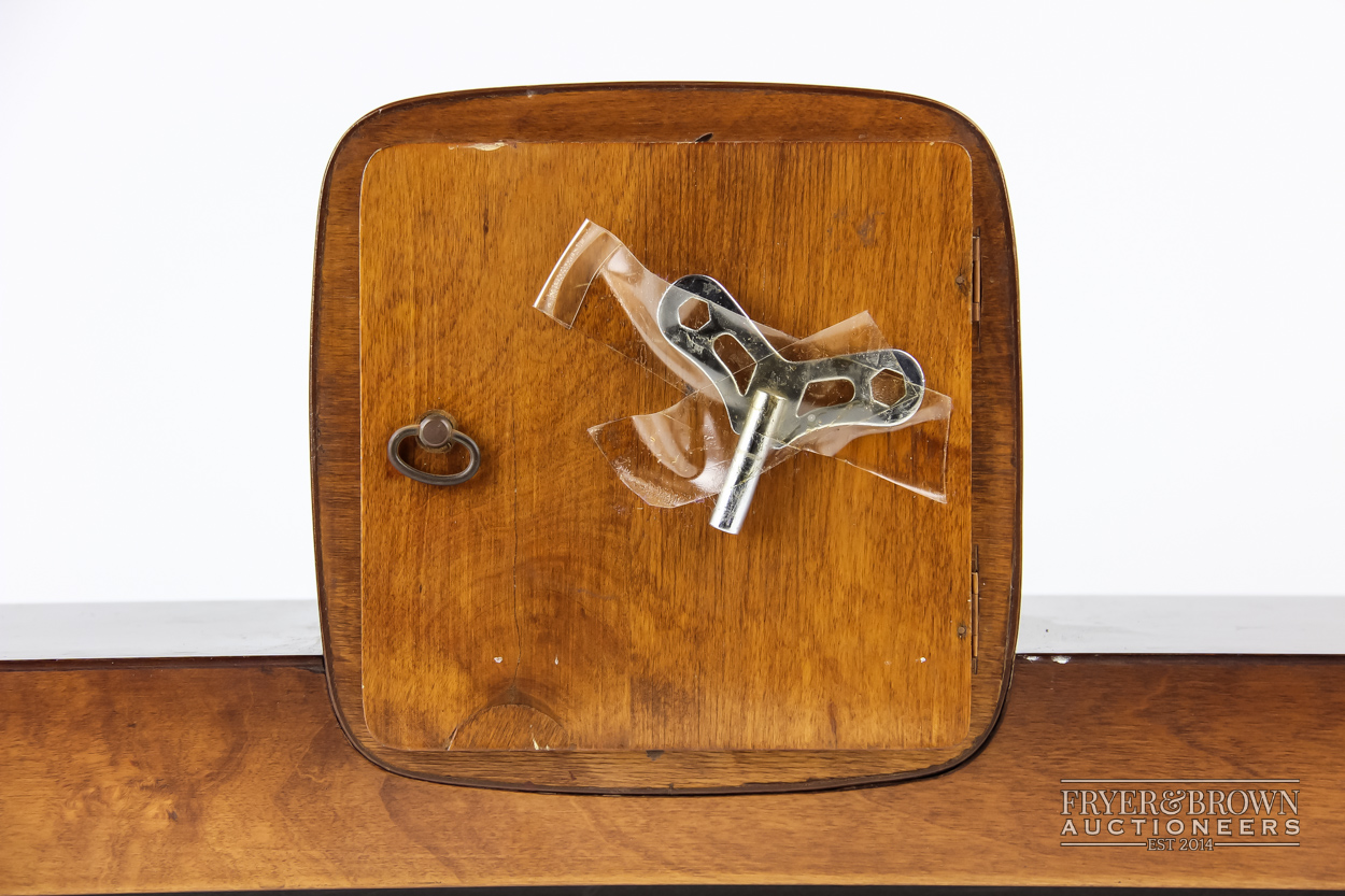 An Art Deco mantle clock , 66 cm long, shelf to either side of square face clock, Westminster - Image 3 of 4