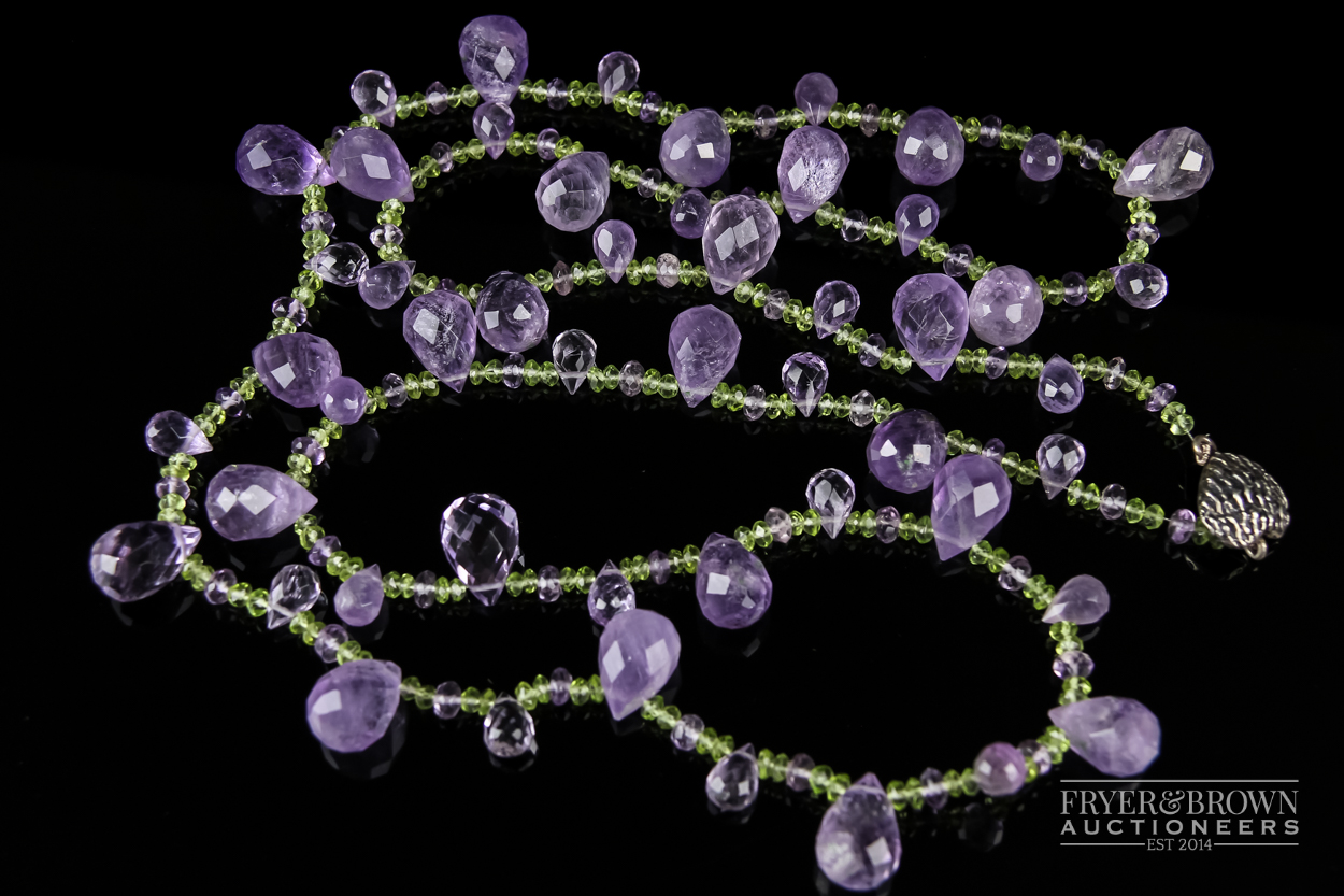 A briolette cut amethyst and faceted amethyst long chain with a textured silver heart shaped clasp - Image 3 of 3