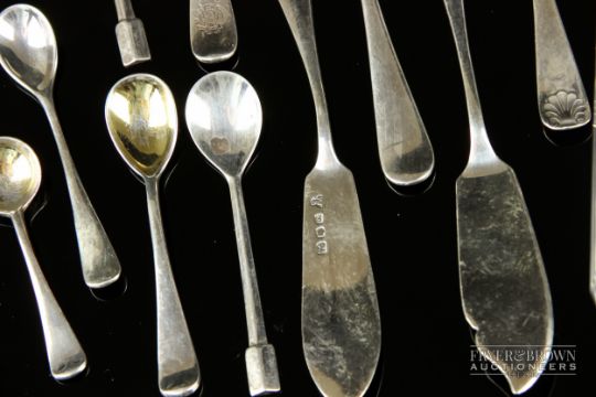 A small quantity of small silver table flatware, including salt spoons, mustard spoons, a Mappin & - Image 5 of 9