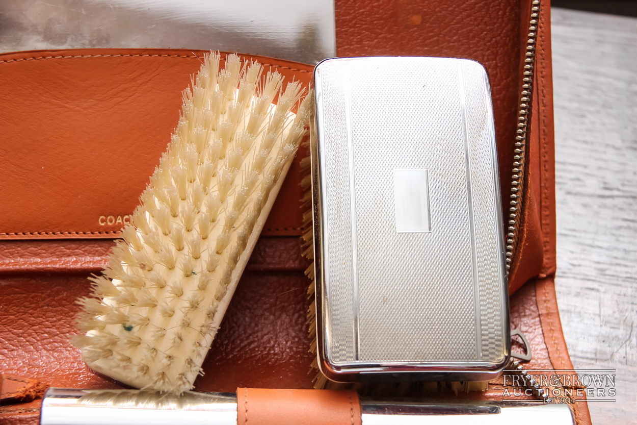 A vintage gentleman's grooming set, in tan leather case - Image 3 of 6