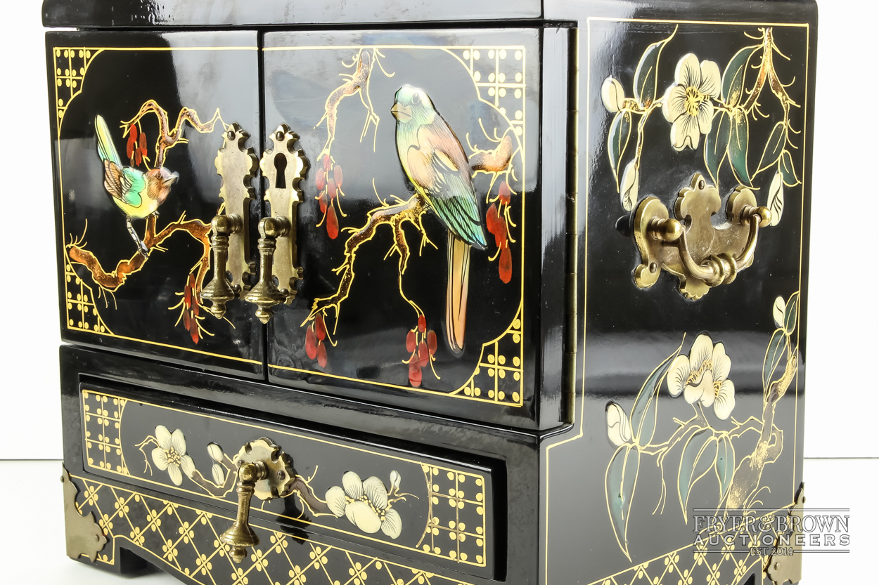 An Oriental style black lacquer jewellery box decorated with birds and flowers - Image 9 of 11