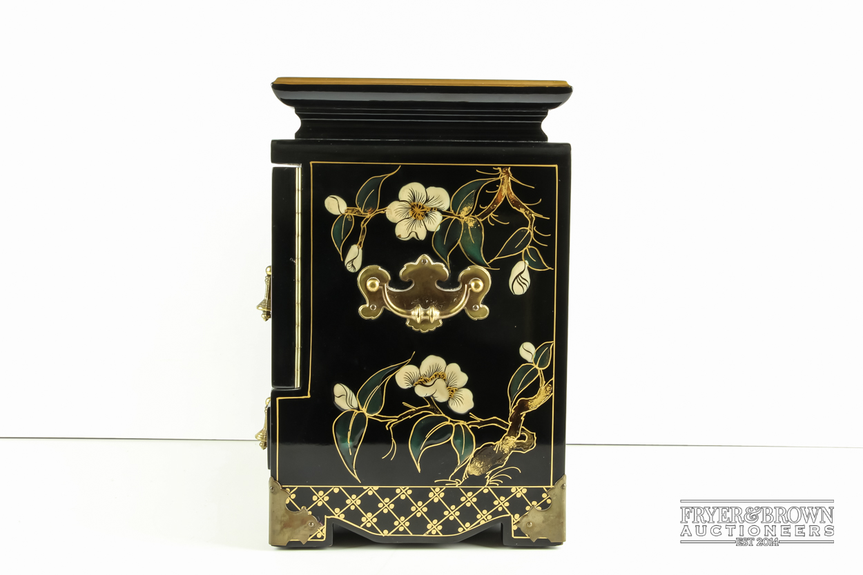 An Oriental style black lacquer jewellery box decorated with birds and flowers - Image 7 of 11