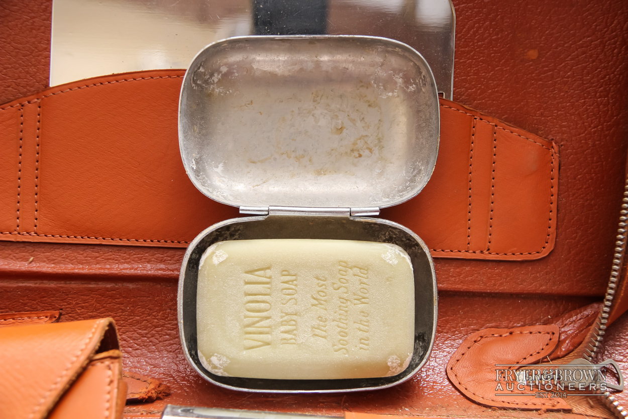 A vintage gentleman's grooming set, in tan leather case - Image 4 of 6