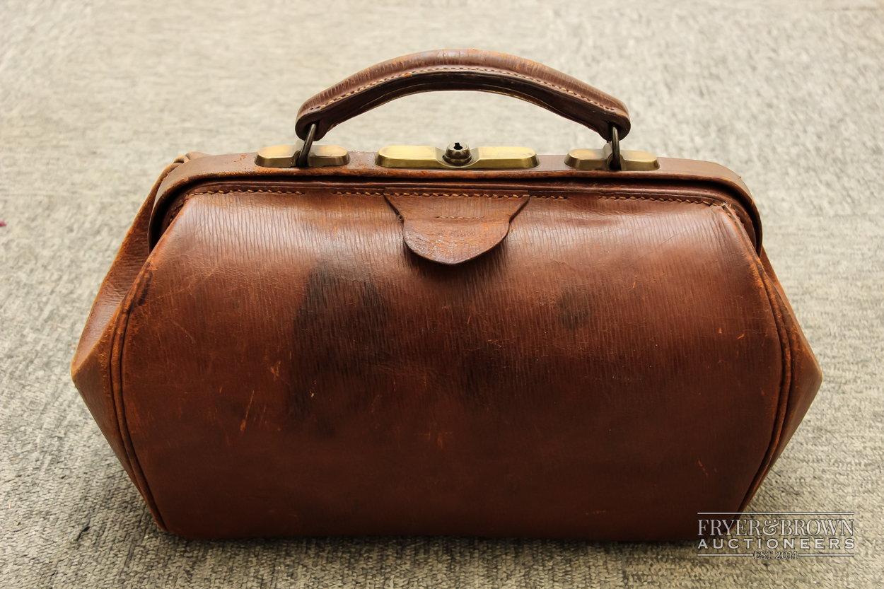 A vintage brown leather bag; and a leather cigar case with faux crocodile patent finish (2) - Image 4 of 4