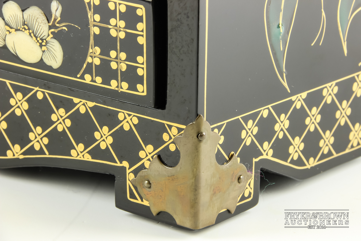 An Oriental style black lacquer jewellery box decorated with birds and flowers - Image 10 of 11