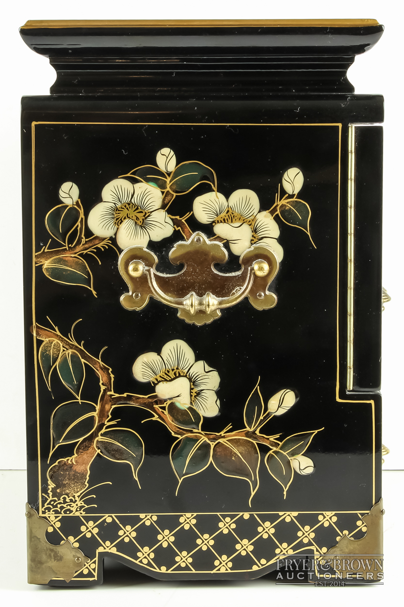 An Oriental style black lacquer jewellery box decorated with birds and flowers - Image 5 of 11