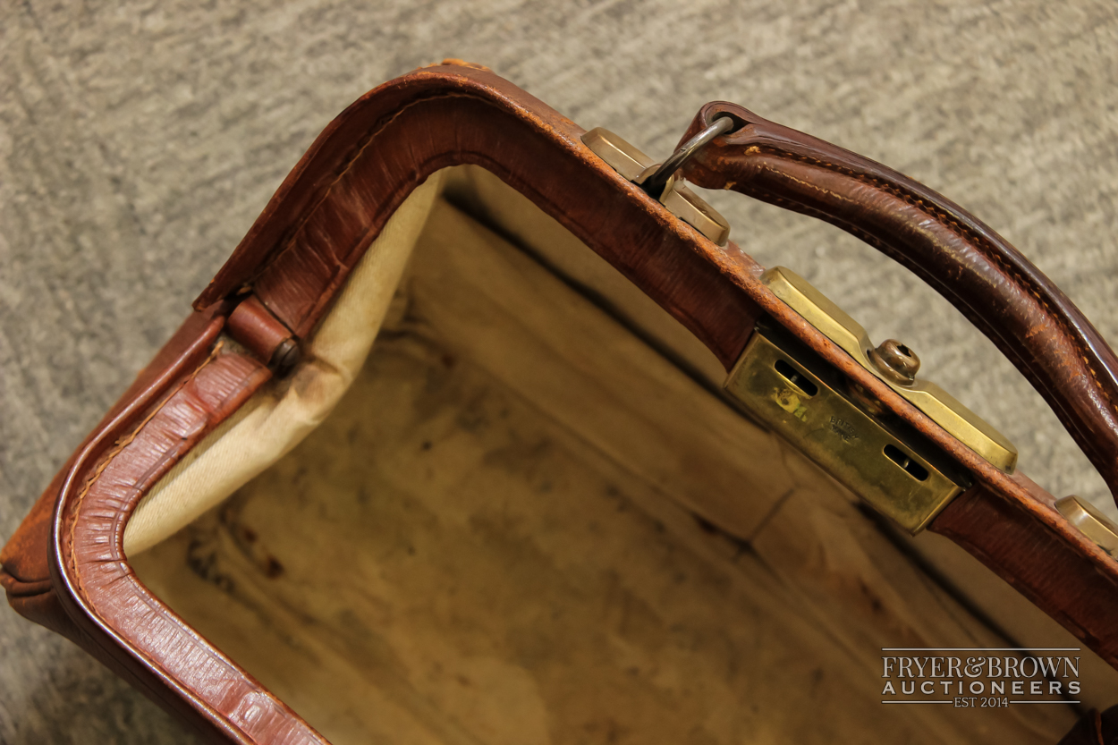 A vintage brown leather bag; and a leather cigar case with faux crocodile patent finish (2) - Image 3 of 4