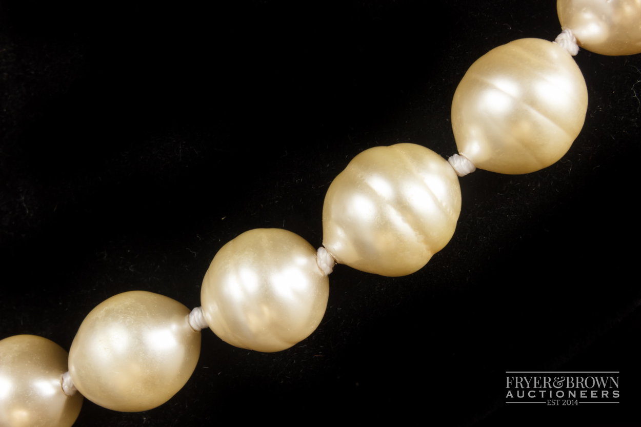 Ciro - a necklace of a uniform row of faux South Sea baroque pearls; and a matching bracelet, both - Image 3 of 5