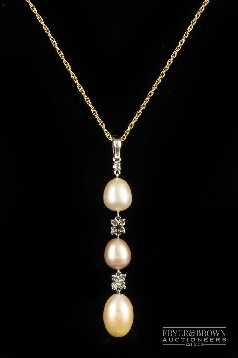 An 18ct gold, diamond and coloured pearl pendant, set with three slightly graduated pearls of - Image 4 of 5