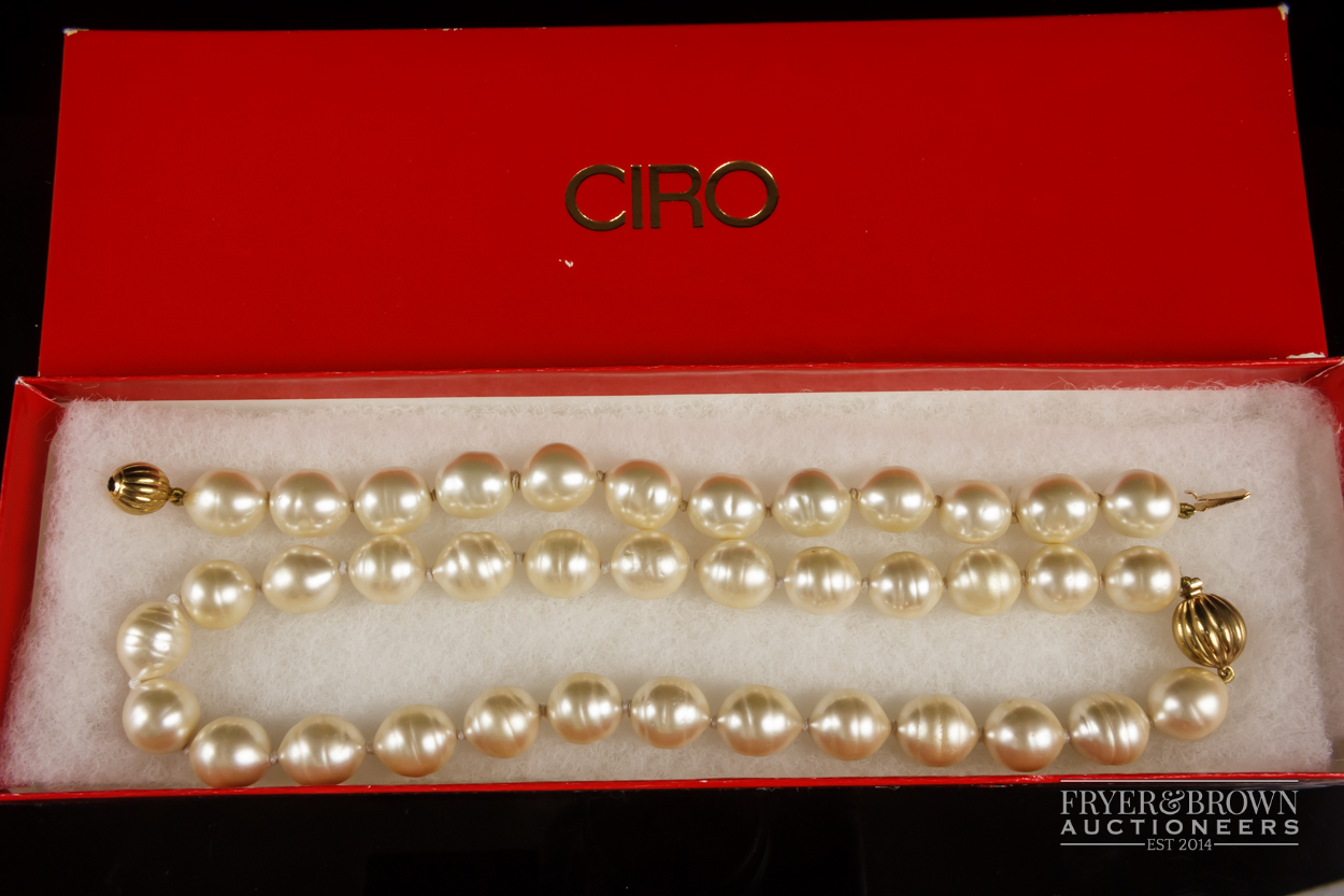 Ciro - a necklace of a uniform row of faux South Sea baroque pearls; and a matching bracelet, both - Image 5 of 5