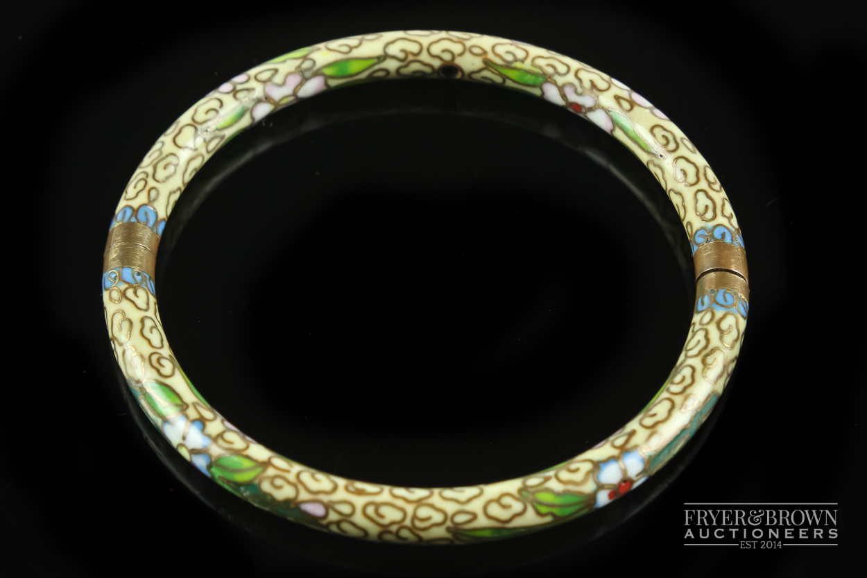A Japanese cloisonne hinged bangle, the ivory coloured ground decorated with stylised cloud motifs - Image 4 of 4