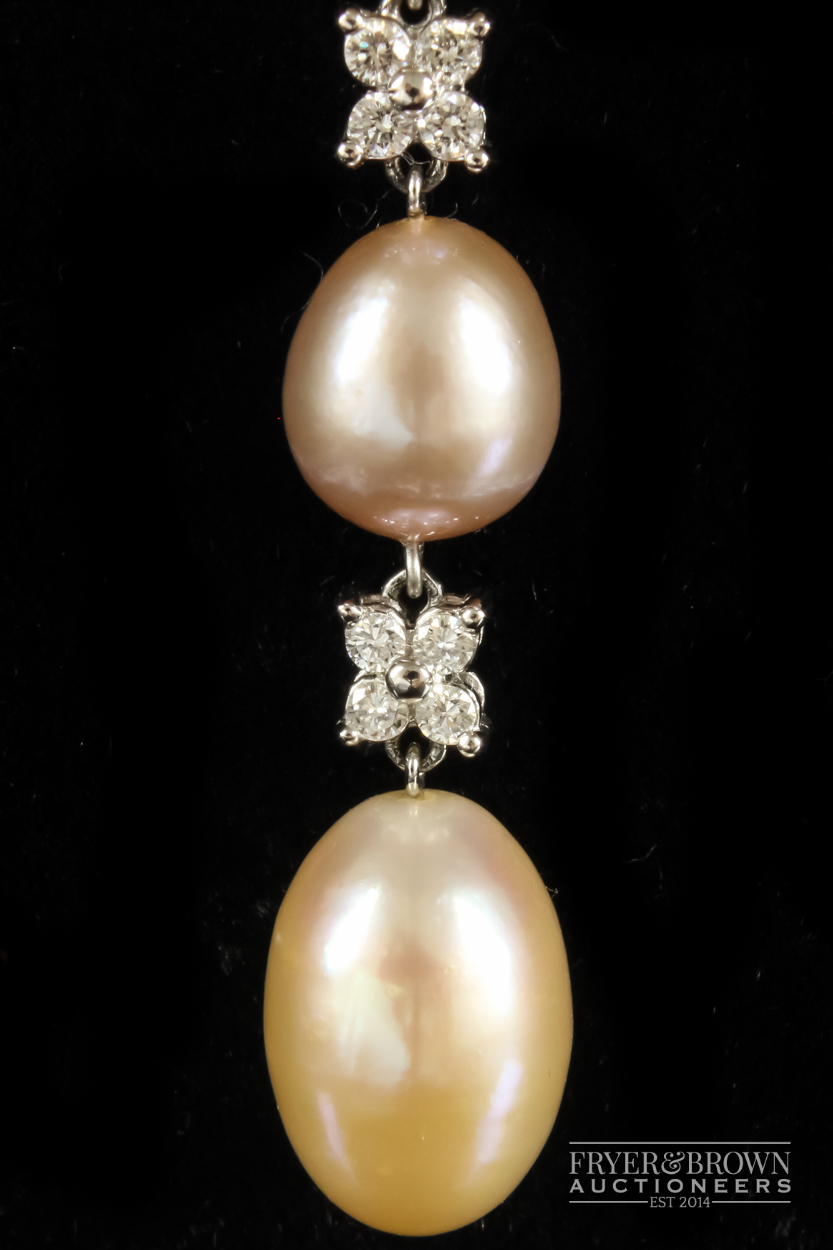 An 18ct gold, diamond and coloured pearl pendant, set with three slightly graduated pearls of - Image 3 of 5