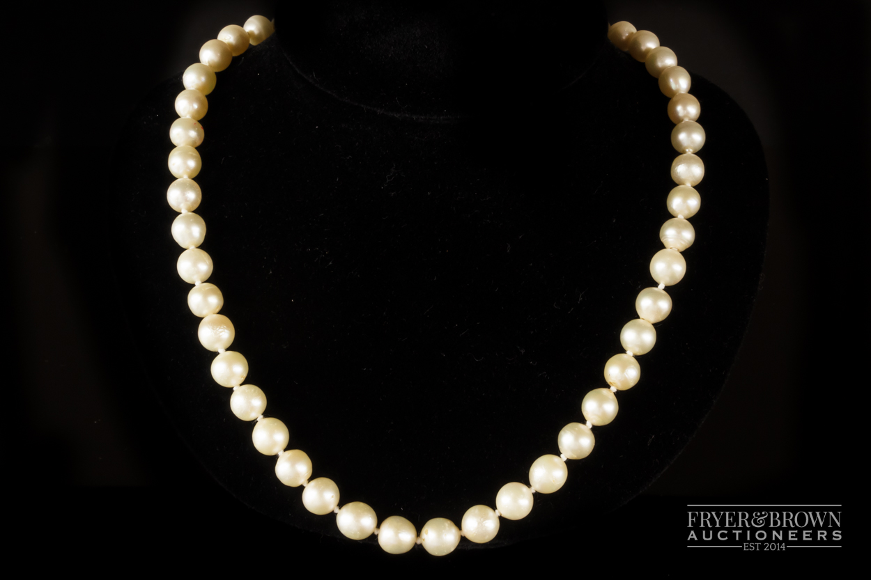 A necklace, uniform row of 45 7.5mm cultured pearls