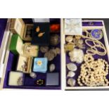 A small quantity of jewellery, including 9ct gold lockets/pendants, a silver locket, a pair of