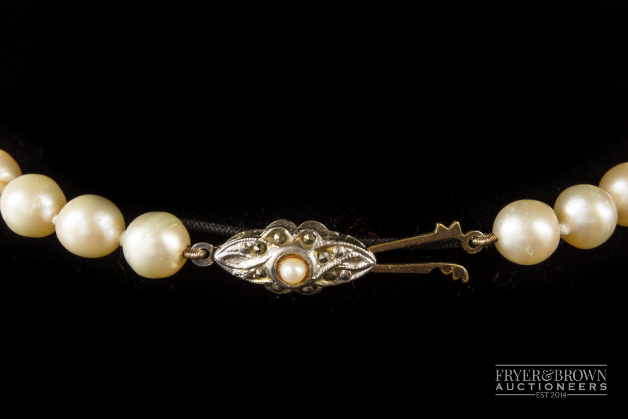 A necklace, uniform row of 45 7.5mm cultured pearls - Image 2 of 3