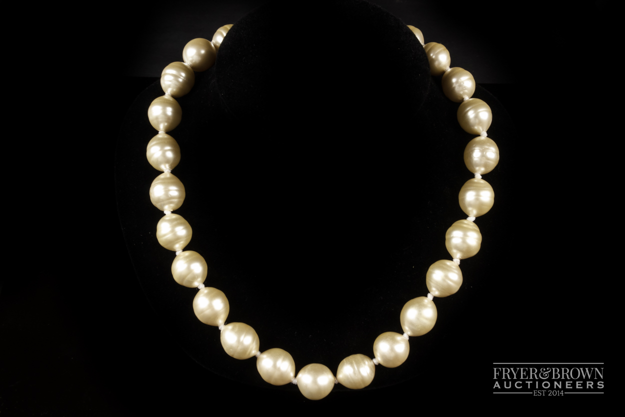 Ciro - a necklace of a uniform row of faux South Sea baroque pearls; and a matching bracelet, both - Image 2 of 5