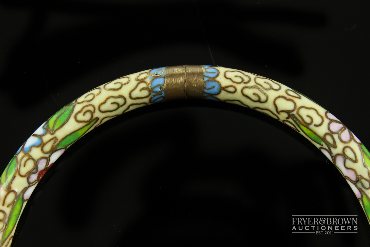 A Japanese cloisonne hinged bangle, the ivory coloured ground decorated with stylised cloud motifs - Image 3 of 4