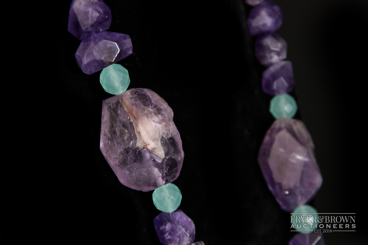 A large amethyst, gilt and faceted chalcedony bead necklace, composed of three large amethyst - Image 3 of 4