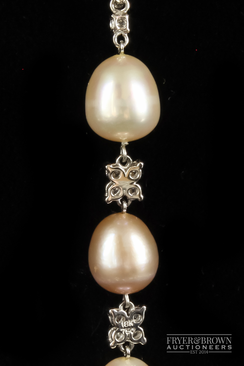 An 18ct gold, diamond and coloured pearl pendant, set with three slightly graduated pearls of - Image 5 of 5